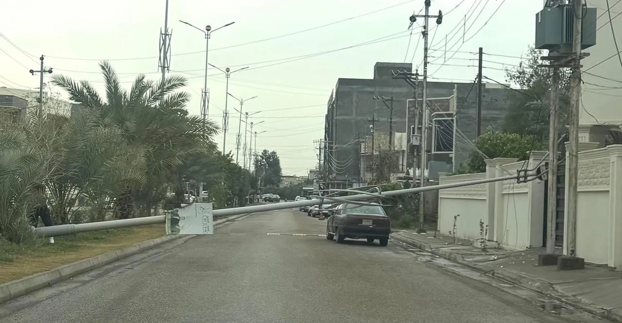 عاصفة شديدة تسقط أعمدة الكهرباء في الأنبار