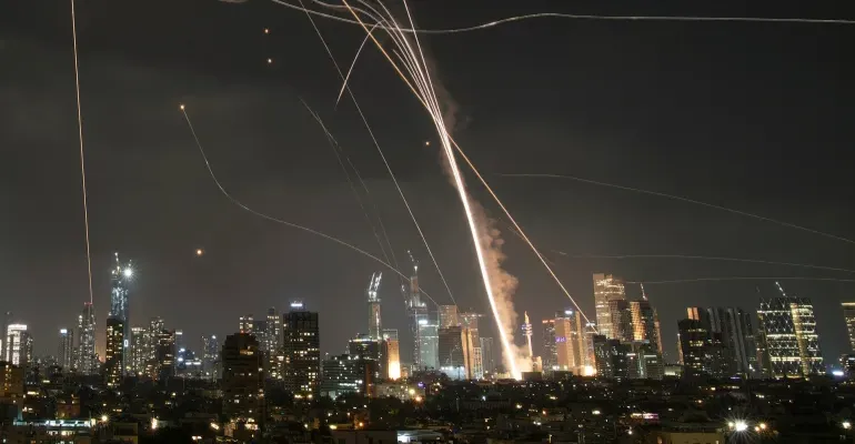 هجوم متزامن.. إيران وحزب الله يطلقان صواريخ على إسرائيل