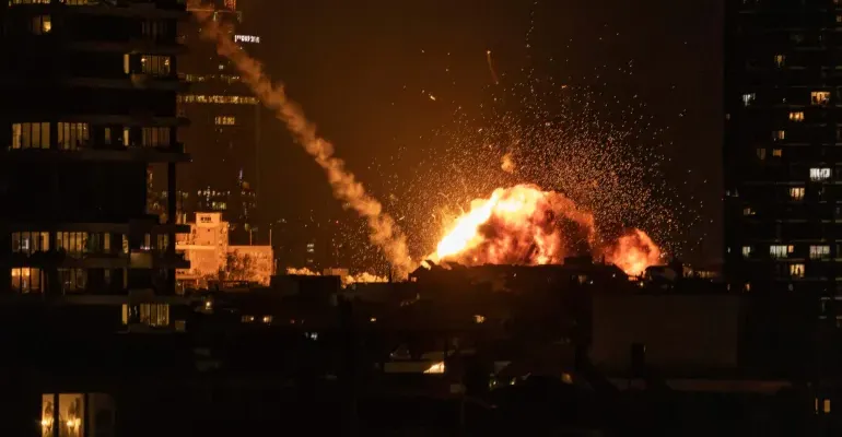 قتيلان ودمار كبير في محطة قطار بقصف إيراني انشطاري في إسرائيل