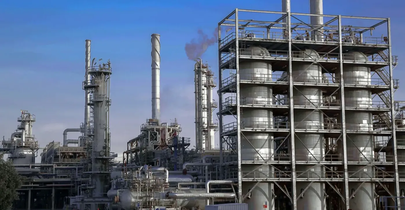 مسيّرة تستهدف مصفاة الأحمدي وحريق محدود بلا خسائر بشرية