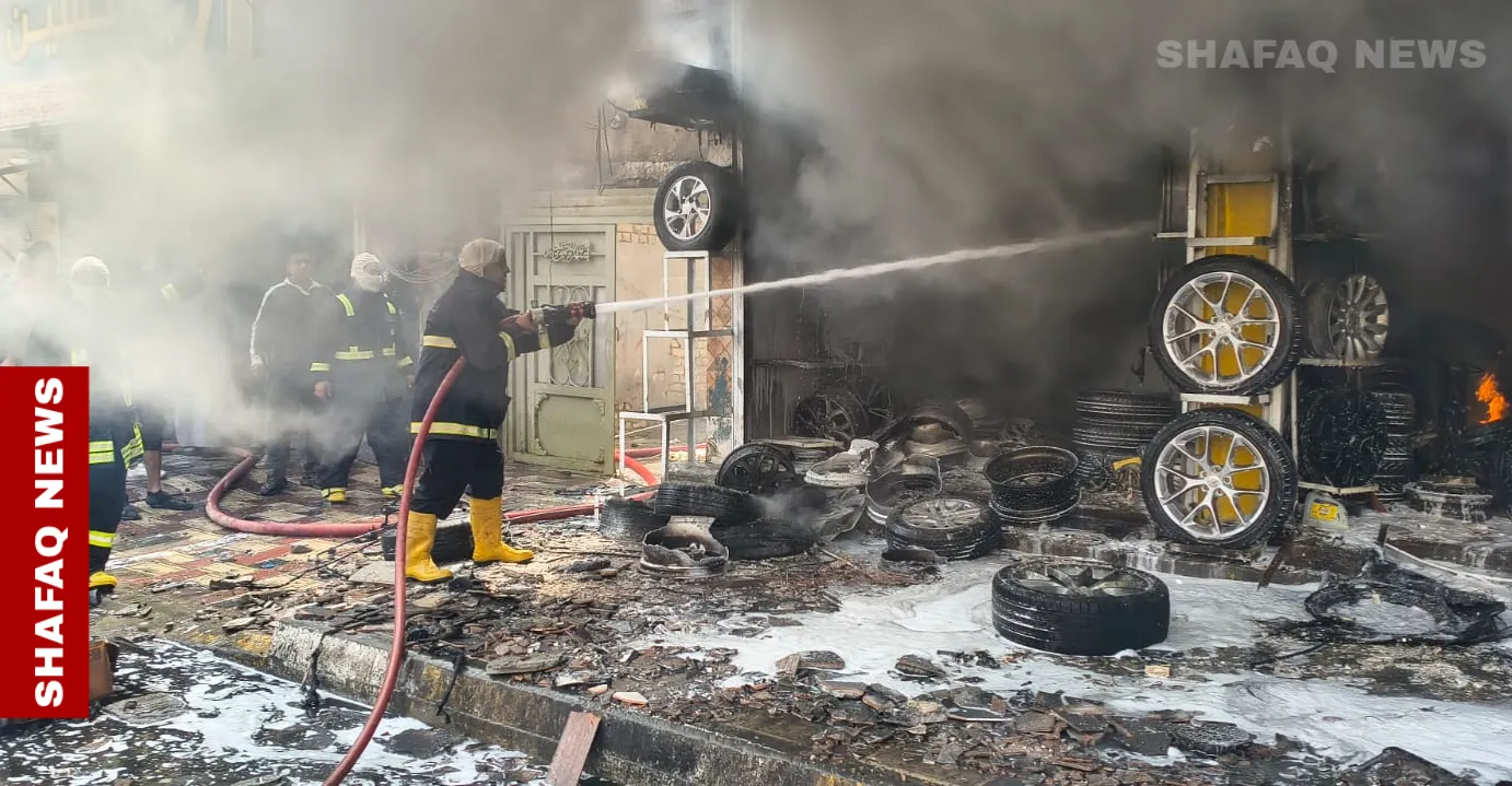 ذي قار.. إنقاذ عوائل عالقة بعد حريق التهم مجمعاً تجارياً بمركز المحافظة