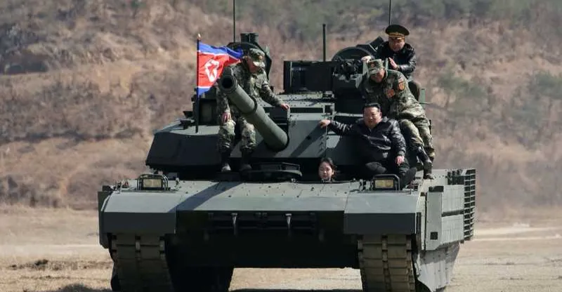 ليس كباقي الآباء.. زعيم كوريا الشمالية يعلم ابنته قيادة دبابة