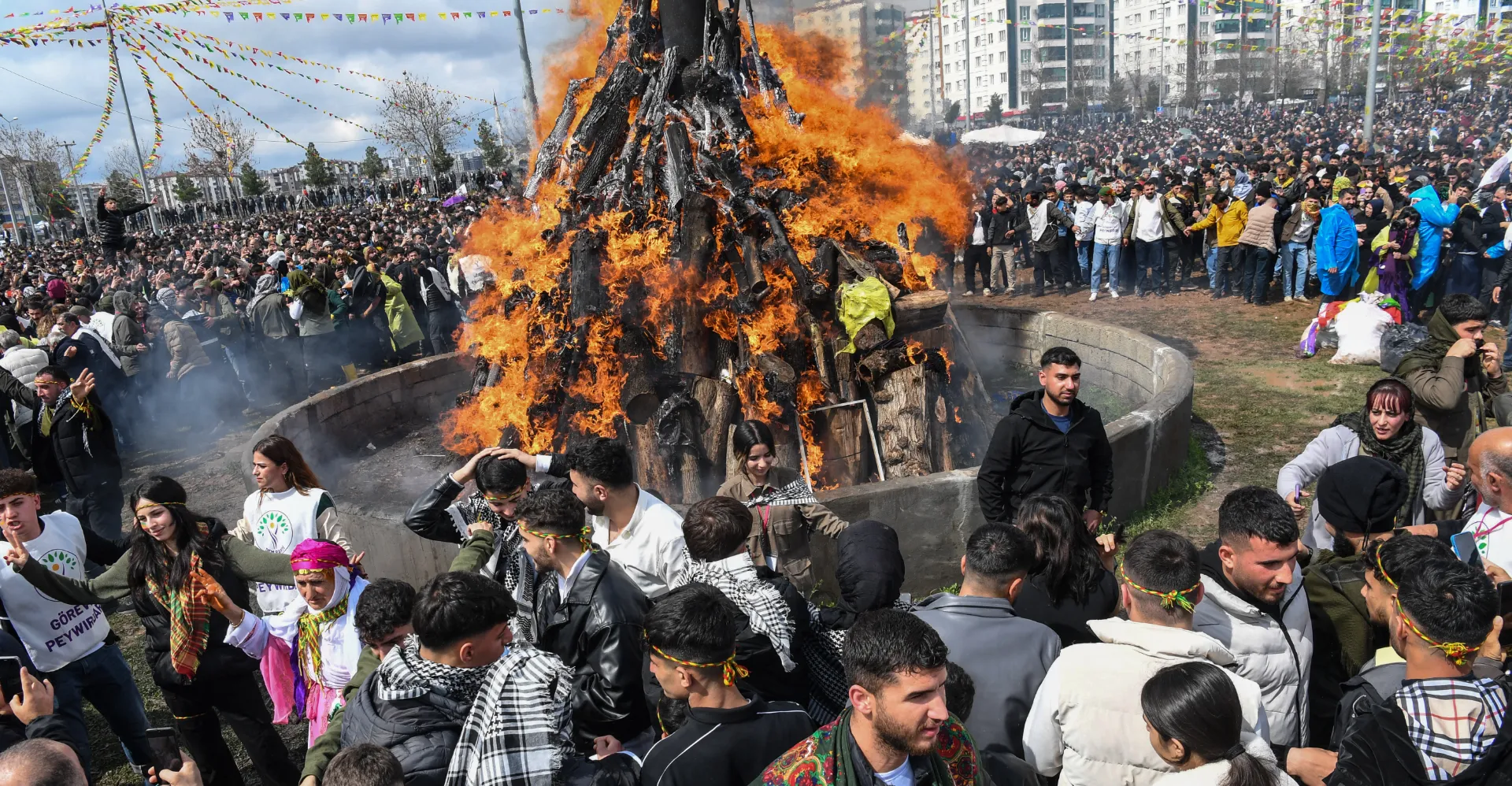 "ديار بكر" تتوهج بنوروز.. آلاف يحتفلون بحضور القيادات الكوردية (صور)