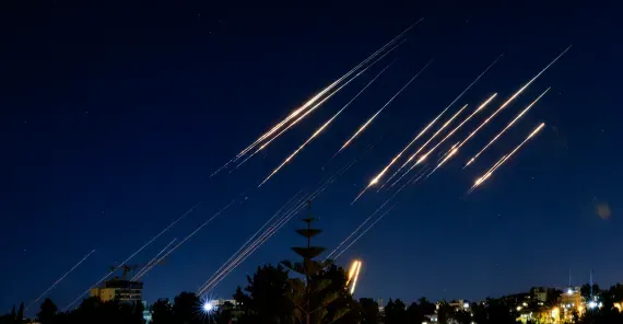 إيران تتوعد بـ"تكتيكات صاروخية" جديدة: سماء إسرائيل ستبقى مضاءة هذه الليلة