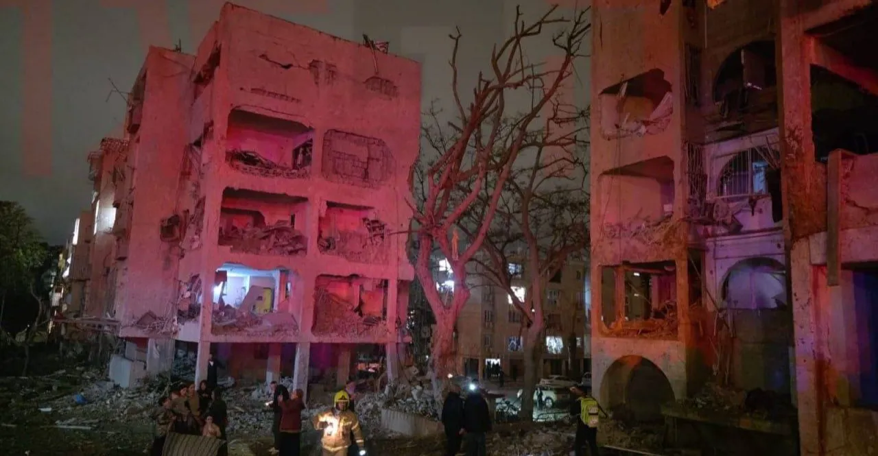 تحقيقات إسرائيلية في فشل الاعتراضات الصاروخية بـ "ديمونة" و"عراد" عقب إصابة 150 شخصاً