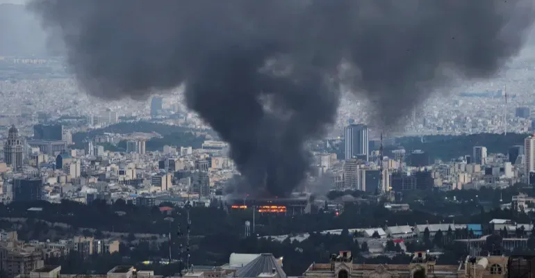 انفجارات جديدة تهز وسط إسرائيل وارتفاع المصابين جراء قصف ديمونة وعراد إلى 175 شخصاً