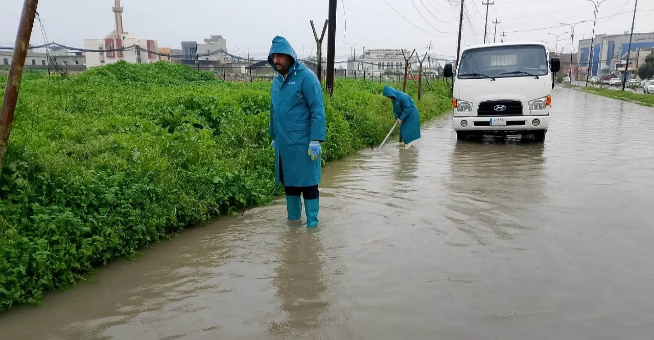 أمطار غزيرة تضرب الموصل وسيول وادي زغدان تقطع طرقاً حيوية بالأنبار (صور وفيديو)