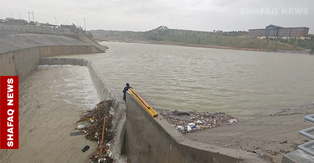 سد كسنزان في اربيل يبلغ طاقته القصوى ويبدأ بتصريف المياه الزائدة (صور)