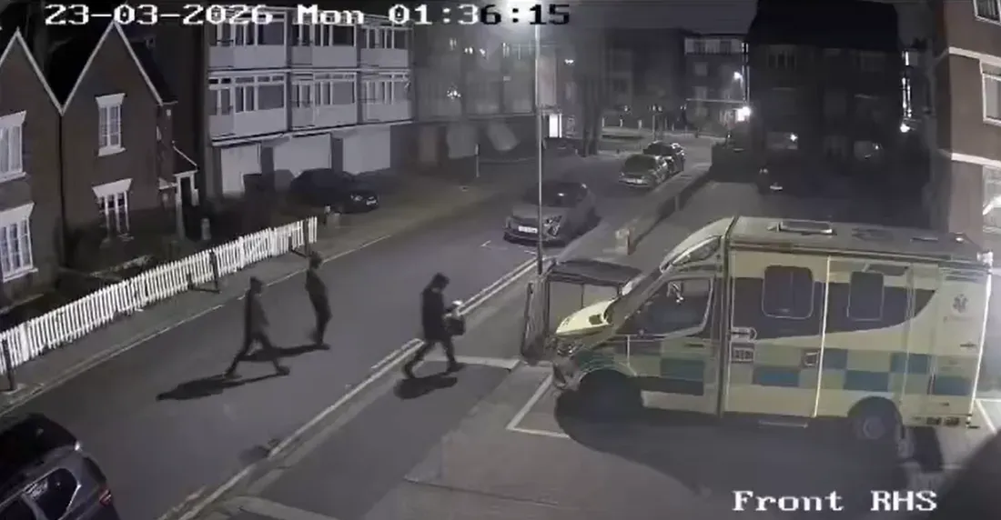 إحراق سيارات إسعاف تابعة لمنظمة يهودية في لندن (فيديو)