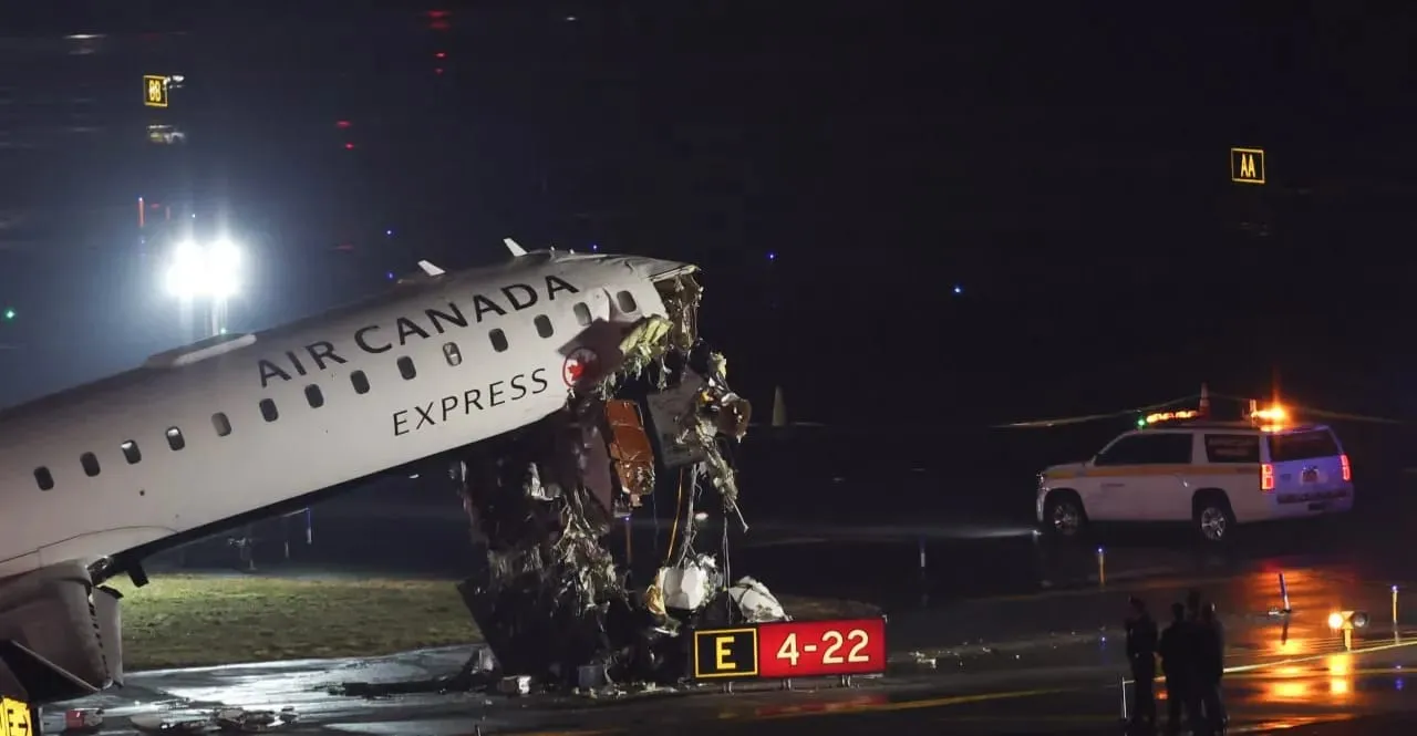 ‏لەیەکەوداین فڕۆکەیگ وەگەرد ماشینیگ فڕۆکەخانەیگ لە نیویۆرک بەسا (ڤیدیۆ)