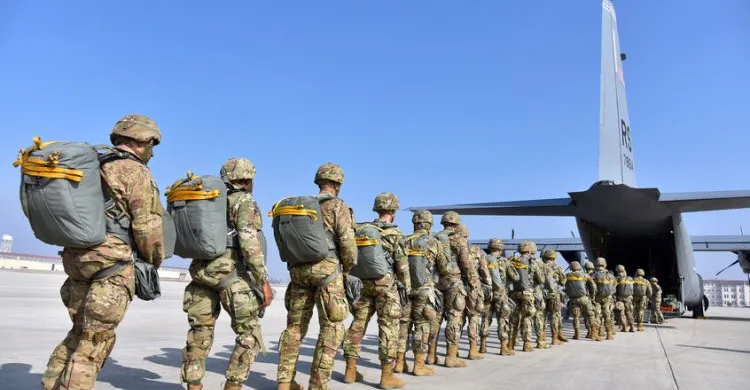 البنتاغون يدرس نشر لواء قتالي محمول جوا وإيران: نتحكم بـ"ذكاء" بمضيق هرمز