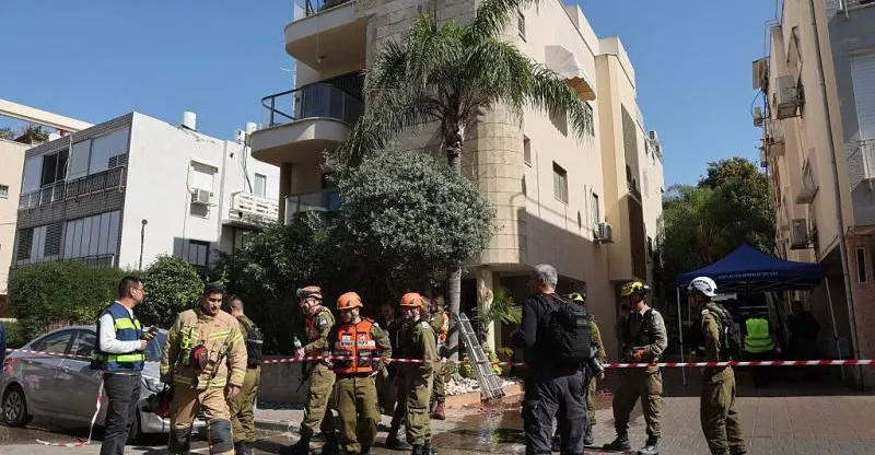 جرحى بسقوط شظايا صاروخية في تل أبيب