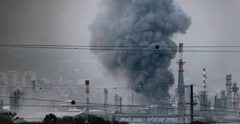 القناة 12: تواجد قيادات إسرائيلية أثناء إطلاق الصواريخ الإيرانية على ديمونة