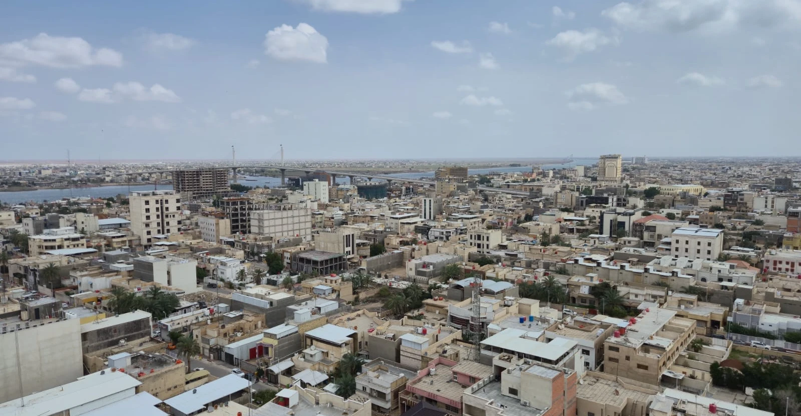 دوي انفجارات مجهولة يهز البصرة.. وأنباء عن استهداف صاروخي لمواقع حدودية