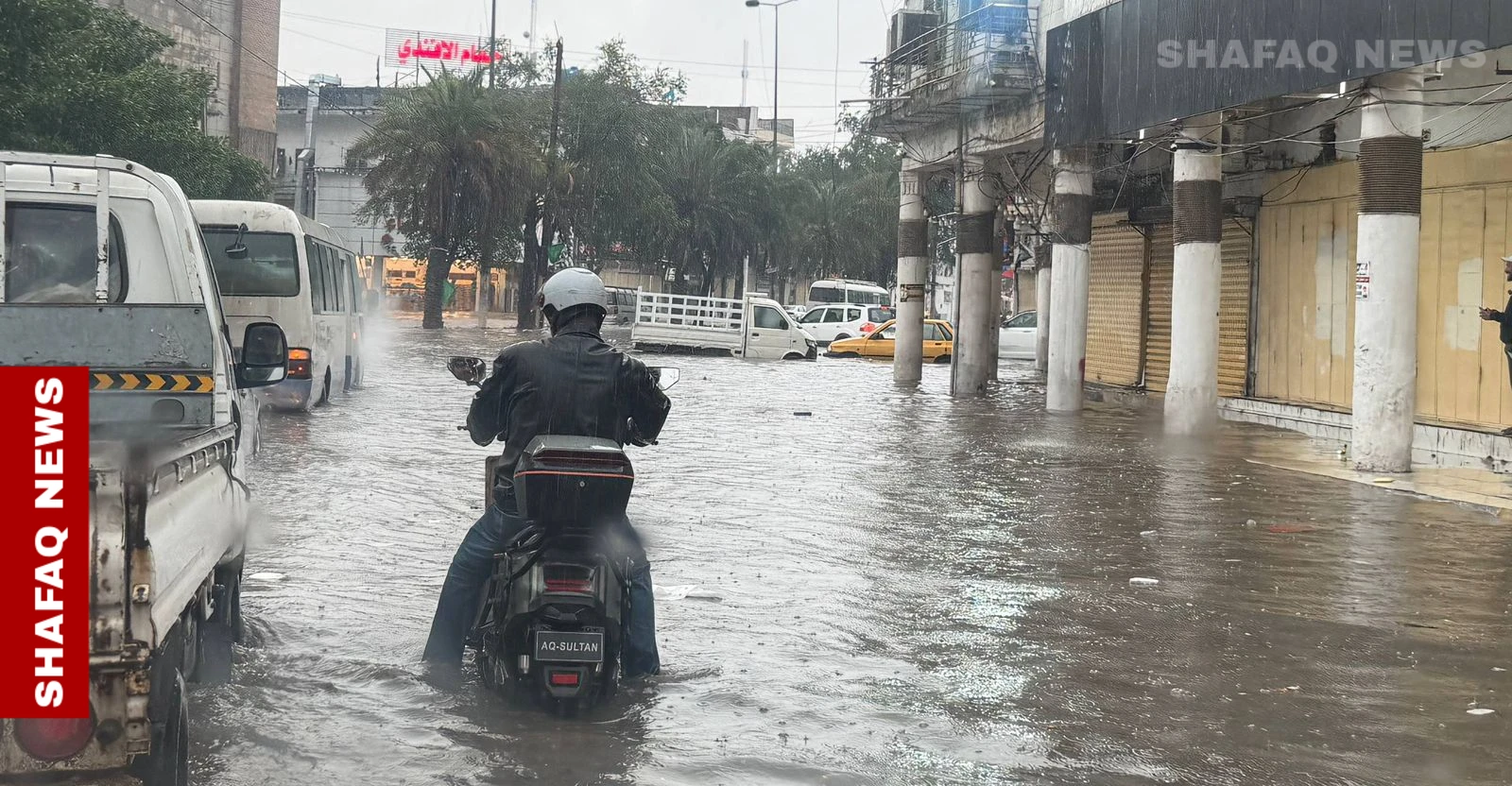 غرق شوارع بغداد يعيق وصول آلاف الموظفين إلى دوائرهم (صور)