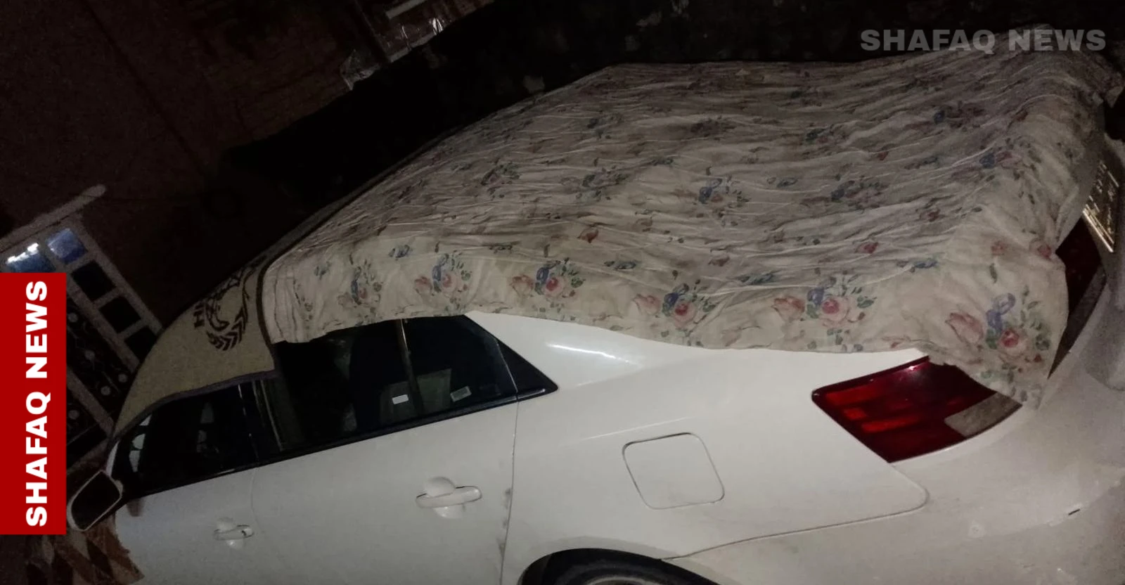 بـ"الزوالي والبطانيات".. بغداديون يحمون سياراتهم من تسقاط "الحالوب"