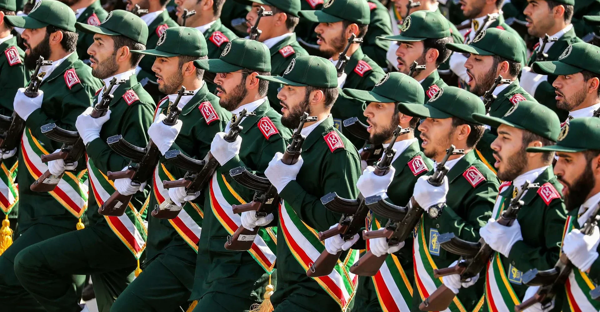 الحرس الثوري يفتح باب التطوع لـ"مراهقين" ويدعو الشعب: واصلوا تواجدكم بالشوارع