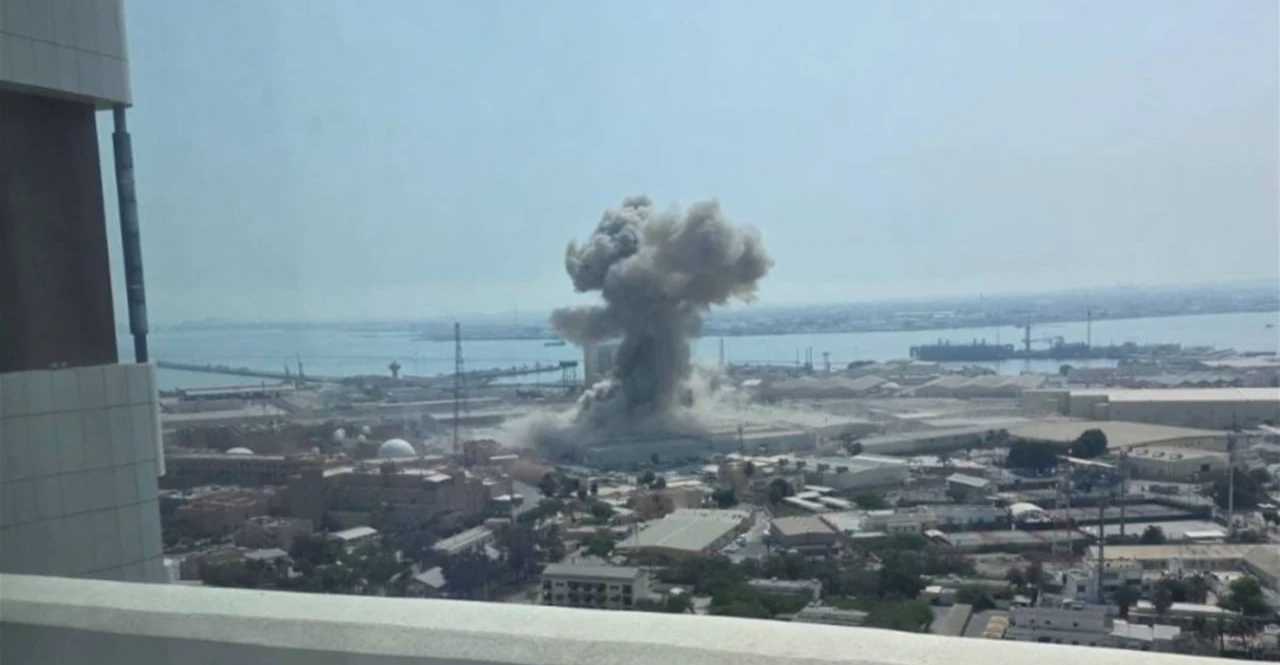 إصابة 5 أشخاص واندلاع حريقين في أبوظبي جراء سقوط حطام صاروخي