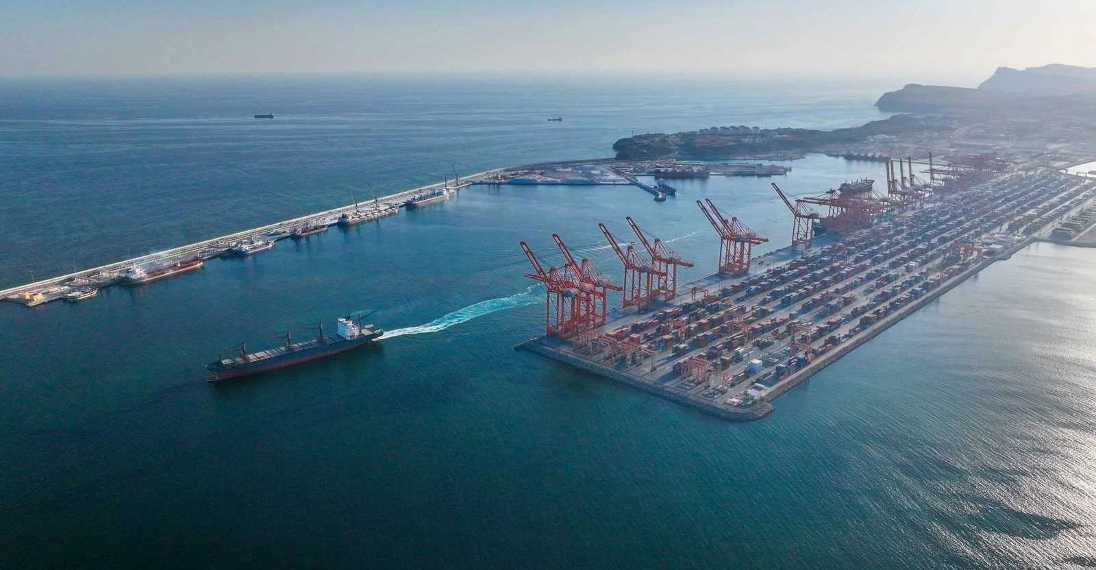 إصابة عامل وإضرار برافعة إثر هجوم بطائرتين مسيرتين على ميناء صلالة العماني