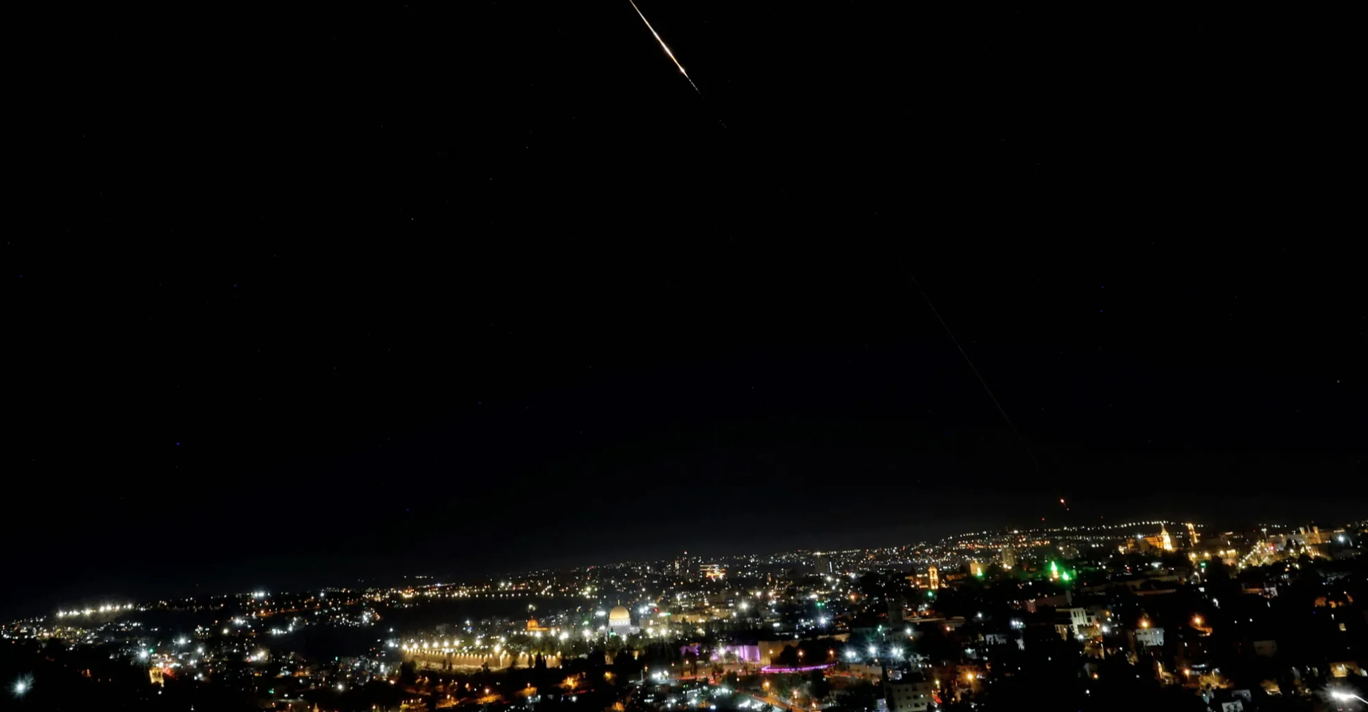 تجدد الغارات الإسرائيلية على لبنان وإيران.. وحزب الله يرد بهجوم صاروخي