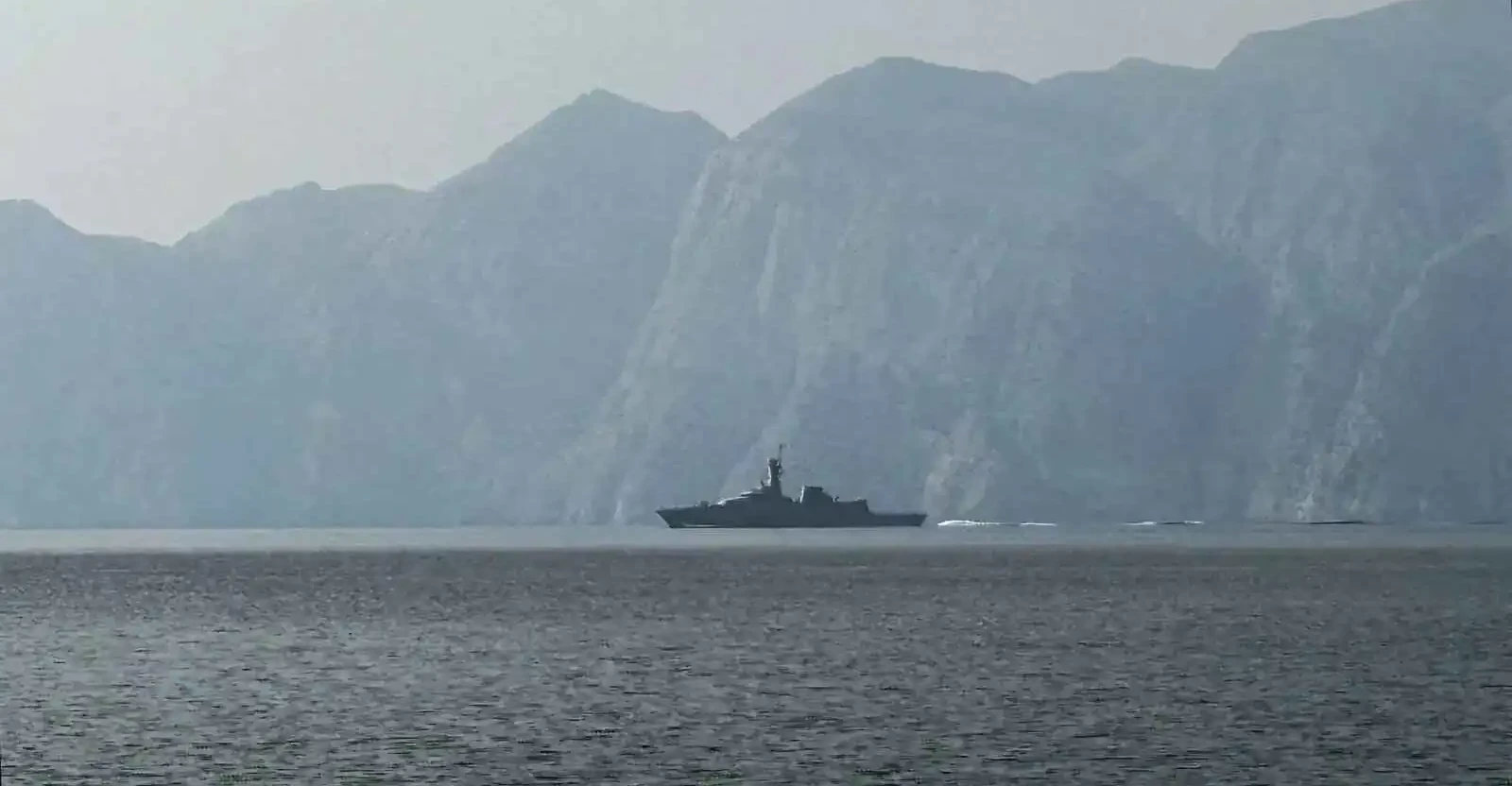 بريطانيا تستعد لنشر سفينة إجلاء لإزالة الألغام في مضيق هرمز