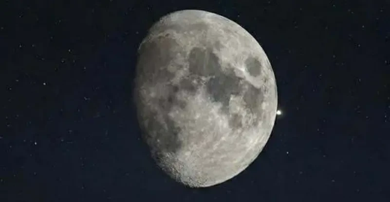 عرض فلكي مميز هذه الليلة.. "قلب الأسد" والقمر في سماء الدول العربية