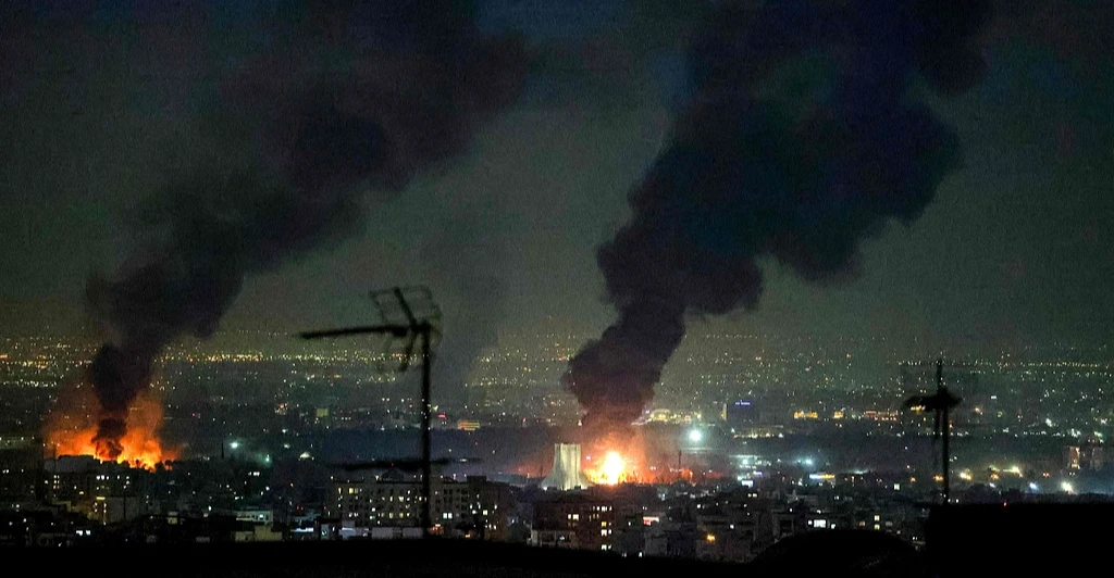 8 ضحايا بغارة في إيران وتبادل القصف بين حزب الله وإسرائيل