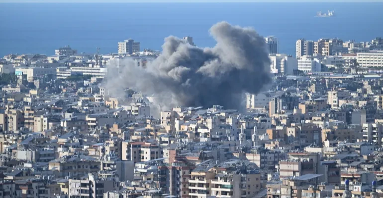 9 إصابات إثر سقوط شظايا صاروخ إيراني في بني براك وتل أبيب