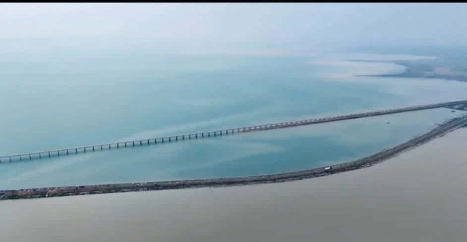 ديالى.. منسوب بحيرة حمرين يتسبب بقطع الطريق الدولي أمام الشاحنات