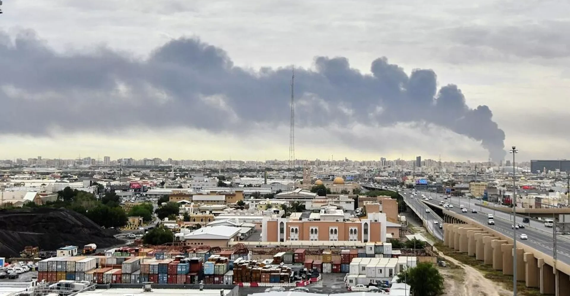 حريق كبير في مطار الكويت جراء استهداف خزانات الوقود بطائرات مسيرة