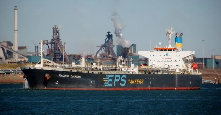 هجوم صاروخي يستهدف ناقلة وقود في المياه القطرية