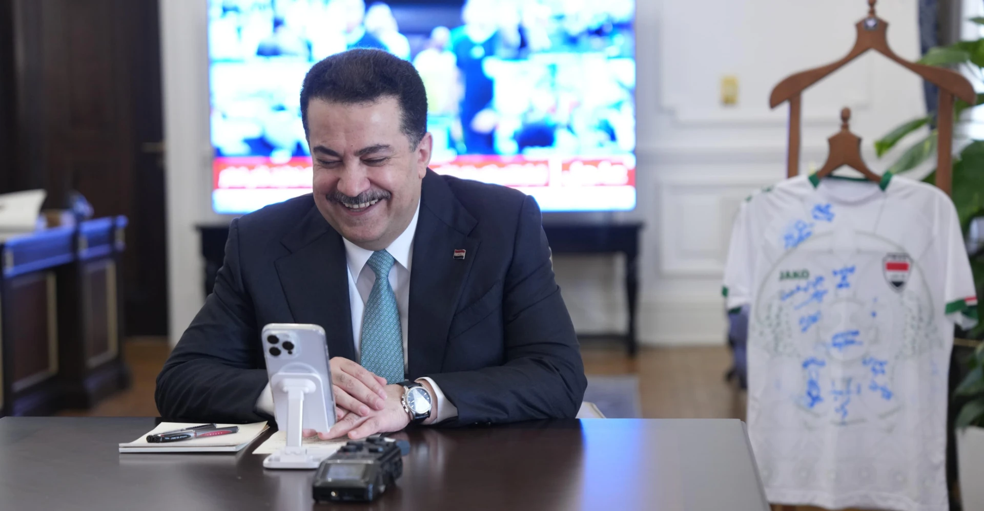 السوداني لبعثة المنتخب العراقي: بانتظاركم في بغداد لتكريمكم بمكافأة مميزة (فيديو)