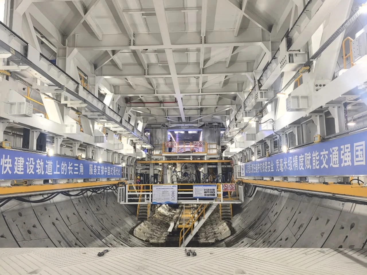 ‏چین لە ژیر چەم "یانگتسی" تونێلیگ ئەرا قەتار دروس کەێد