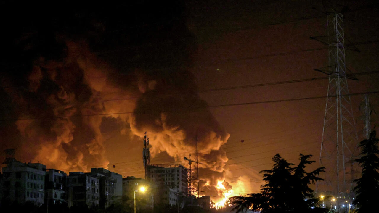 صحيفة اسرائيلية: الجيش أكمل هجماته على البنى العسكرية والنووية في إيران