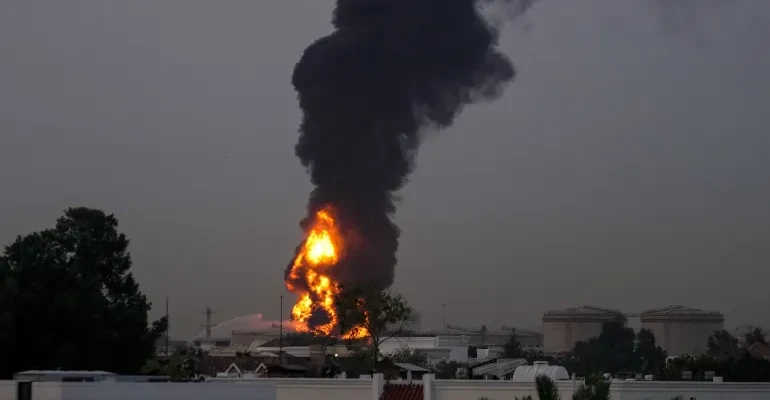 إيران تستهدف مصفاة وموقعا للألمنيوم في الكويت والإمارات