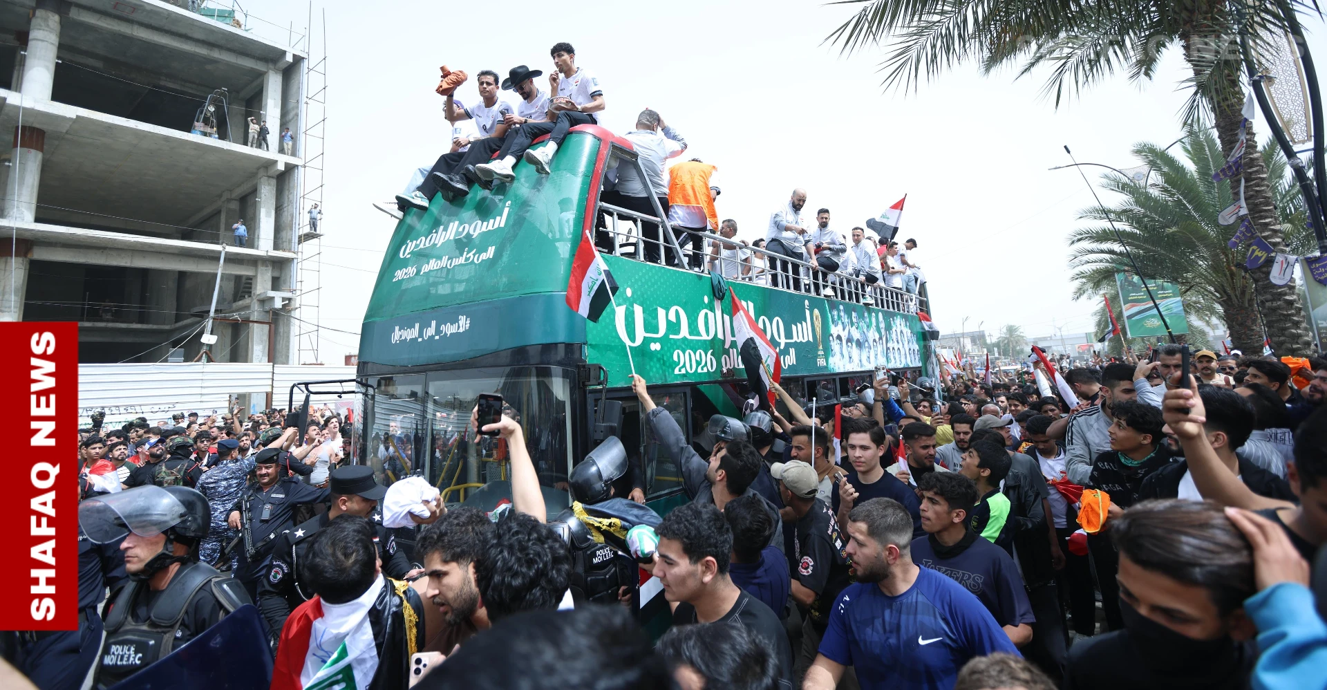 لاعبو المنتخب العراقي يتجولون في بغداد احتفالا بالتأهل لكأس العالم (صور وفيديو)