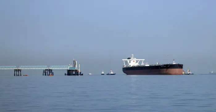 عبور 15 سفينة عبر مضيق هرمز "بإذن إيراني" خلال 24 ساعة