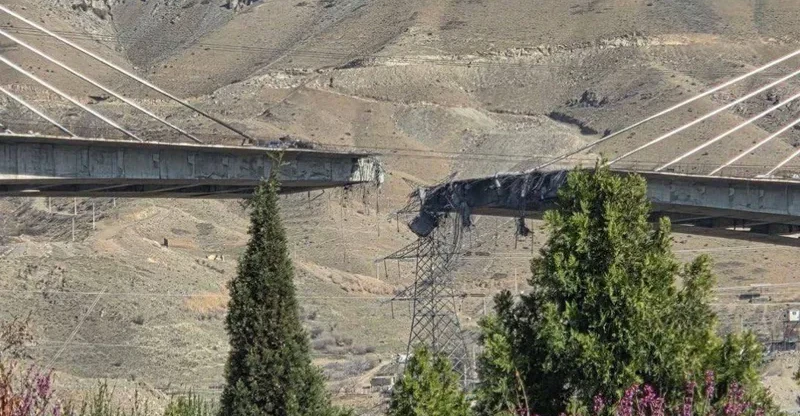 إيران تكشف عن الجسور التي قصفت اليوم وتهدد بغلق مضيق باب المندب