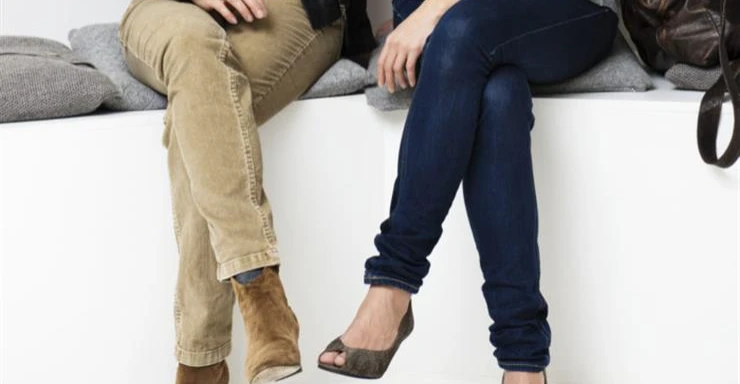 وداعاً للخرافات.. الجلوس برجل على الأخرى ليس مضراً