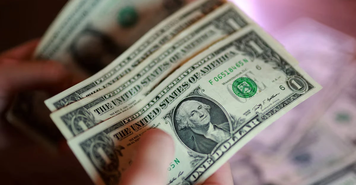 الدولار يتجه لـ"أكبر" خسارة أسبوعية