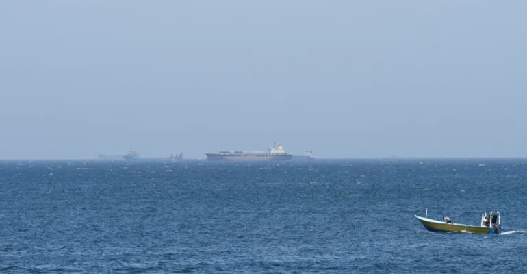 قبيل انطلاق مفاوضات إسلام آباد.. سفن وناقلات نفط تتجه نحو مضيق هرمز