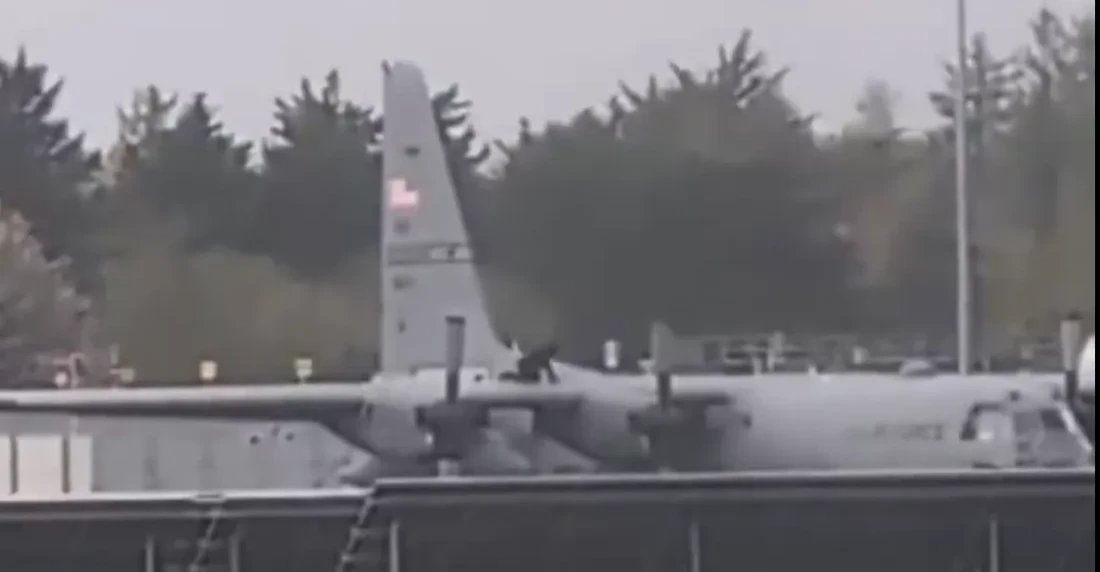 رجل يهاجم طائرة عسكرية أميركية بفأس في إيرلندا