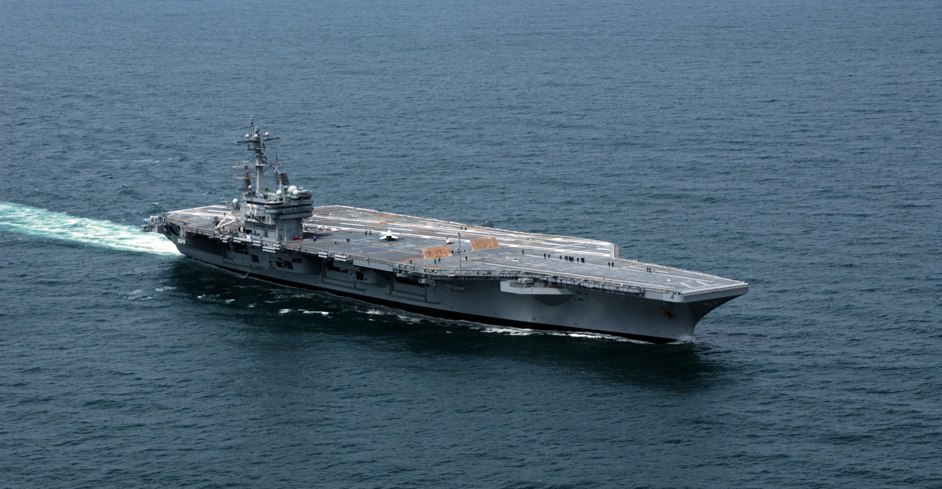 حاملة الطائرات الأميركية "جورج بوش" في البحر الأبيض المتوسط