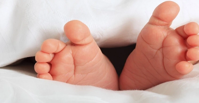 لماذا نرفع الغطاء عن أقدامنا أثناء النوم؟