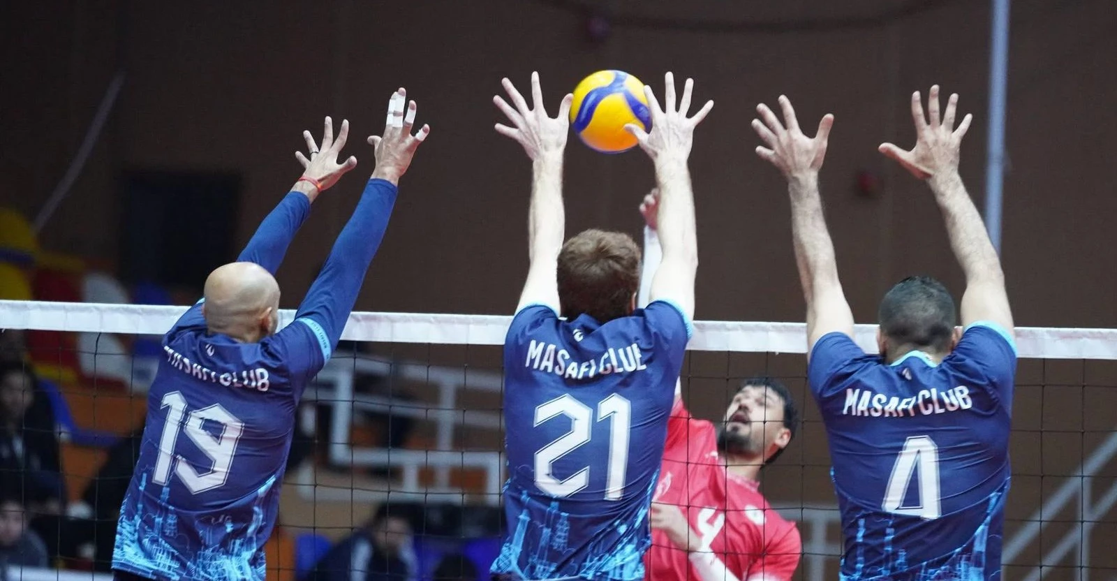 مصافي الوسط وأربيل للكرة الطائرة يفتتحان المربع الذهبي في النجف