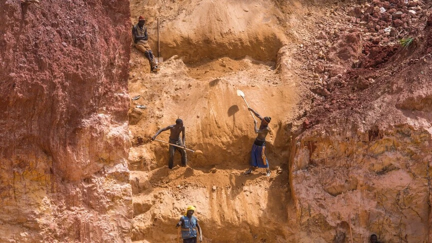 السودان.. مصرع 5 عمال و25 ما زالوا تحت الأنقاض بانهيار منجم ذهب