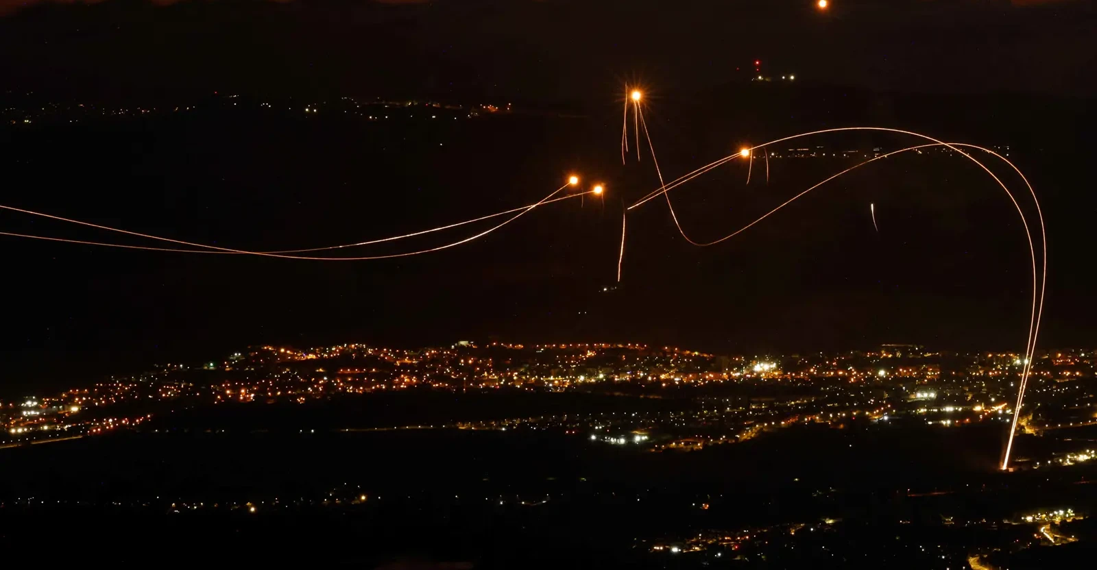 قبيل وقف إطلاق النار.. حزب الله يهاجم إسرائيل بـ28 صاروخاً ومسيرة