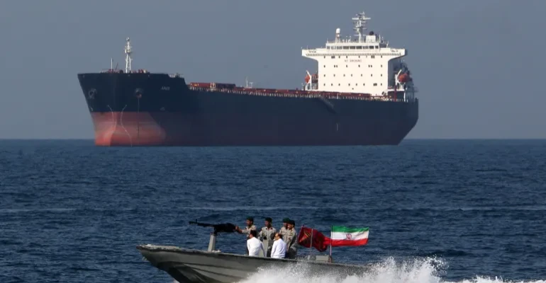 مسؤولون إيرانيون: مضيق هرمز يخضع لنظام جديد