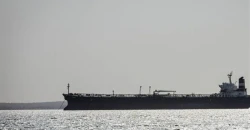 بتحدٍّ للحظر الأميركي.. ناقلة نفط إيرانية تدخل مياه بلادها الإقليمية بحماية عسكرية