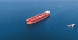 إيران تبدأ جباية الرسوم في "هرمز".. وواشنطن ترد باعتلاء سفينة نفط إيرانية